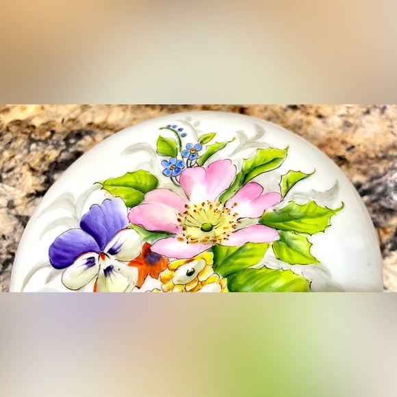 Signed Hand Painted Limoges Antique Porcelain Powder Trinket Box Wow! - Picture 2 of 6